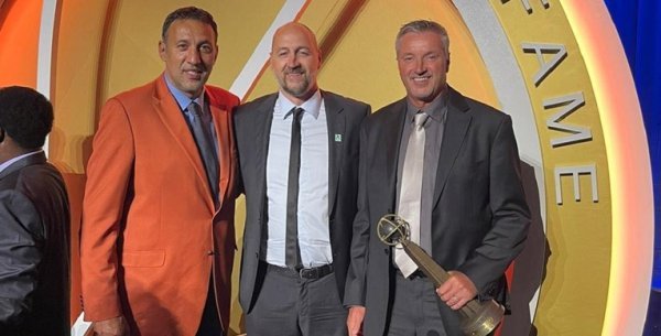 Divac, Rađa i Kukoč u Springfieldu tijekom primanja Kukoča u Kuću slavnih