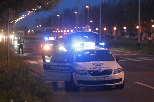 Tportalov sugovornik smatra da treba dopustiti obazriv prolazak kroz crveno svjetlo vozilima s plavim rotacijskim svjetlima