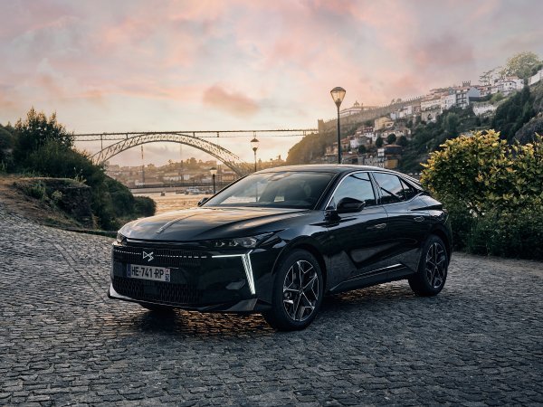 DS N°4 Plug-in Hybrid 225 Automatic- dinamička premijera