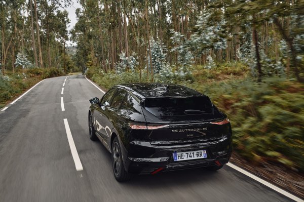 DS N°4 Plug-in Hybrid 225 Automatic- dinamička premijera