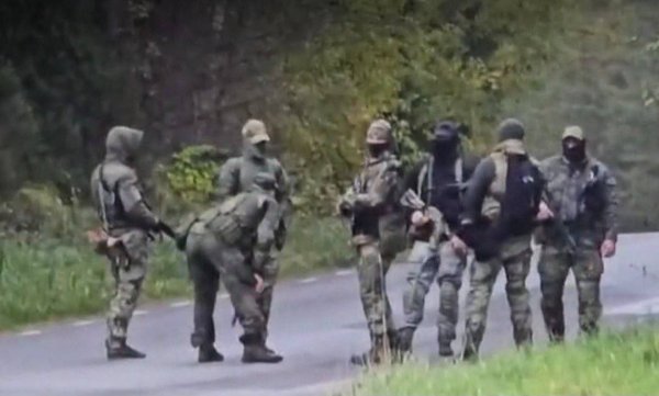 Na videosnimkama se vidi nekoliko kamufliranih, maskiranih vojnika