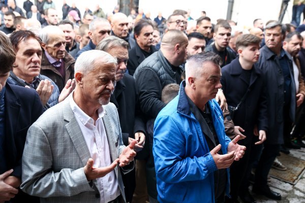 Sarajevo: Dženaza za Halida Bešlića u Gazi Husrev-begovoj džamiji
