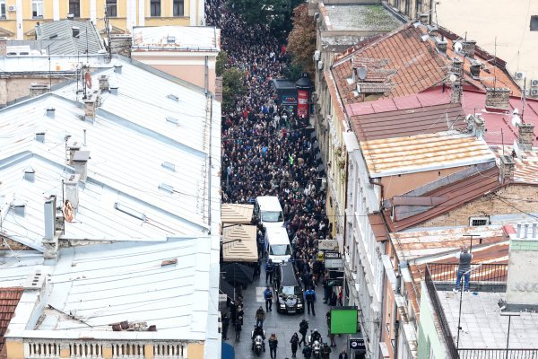 Povorka prema groblju gdje će biti pokopan Halid Bešlić