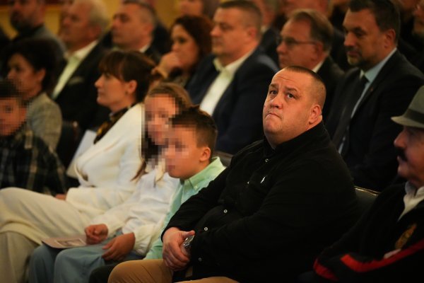 Dno Bešlić s djecom i suprugom Mahirom