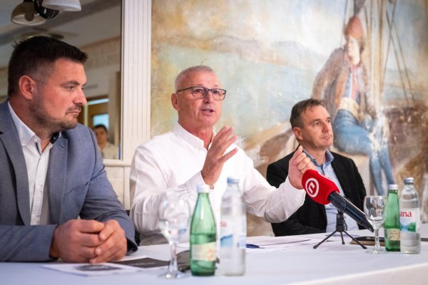 Arsen Ercegović (u sredini)