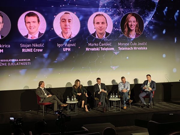 Mladen Sikirica (HAKOM), Marko Čavlović (HT), Stojan Nikolić (RUNE Crow), Igor Vujović (UPH) i Morana Čulo Jovičić (Telemach) raspravljali su o gašenju bakrene mreže u Hrvatskoj