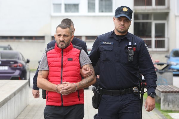 Privođenje dvojice osumnjičenih za pljačku zaštitarskih kombija