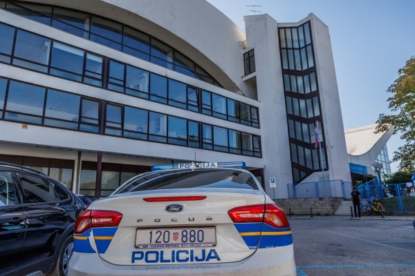 Policija ispred bazena Poljud