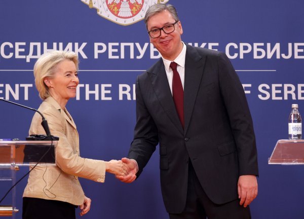 Kiseli osmijesi Vučića i Von der Leyen