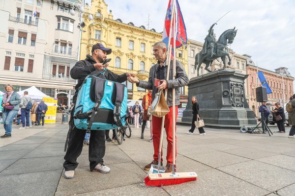 Siniša Labrović održao performans zastave svih zemalja ujedinite se