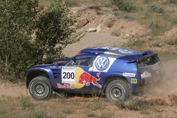 Pogled unatrag na Touaregove rekorde VW Race Touareg – terensko vozilo posebno razvijeno za maratonske relije (uključujući Dakar Rally)