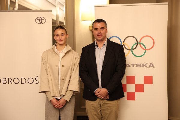 Jana Koščak, najbolja mlada svjetska sedmobojka i Edin Selimović, direktor tvrtke Toyota Croatia