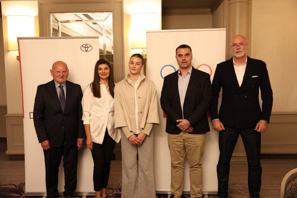Zlatko Mateša (predsjednik HOO-a), Petra Marasović (voditeljica marketinga tvrtke Toyota Croatia), Jana Koščak (najbolja mlada svjetska sedmobojka), Edin Selimović (direktor tvrtke Toyota Croatia) i Siniša Krajač (glavni tajnik HOO-a) (s lijeva na desno)