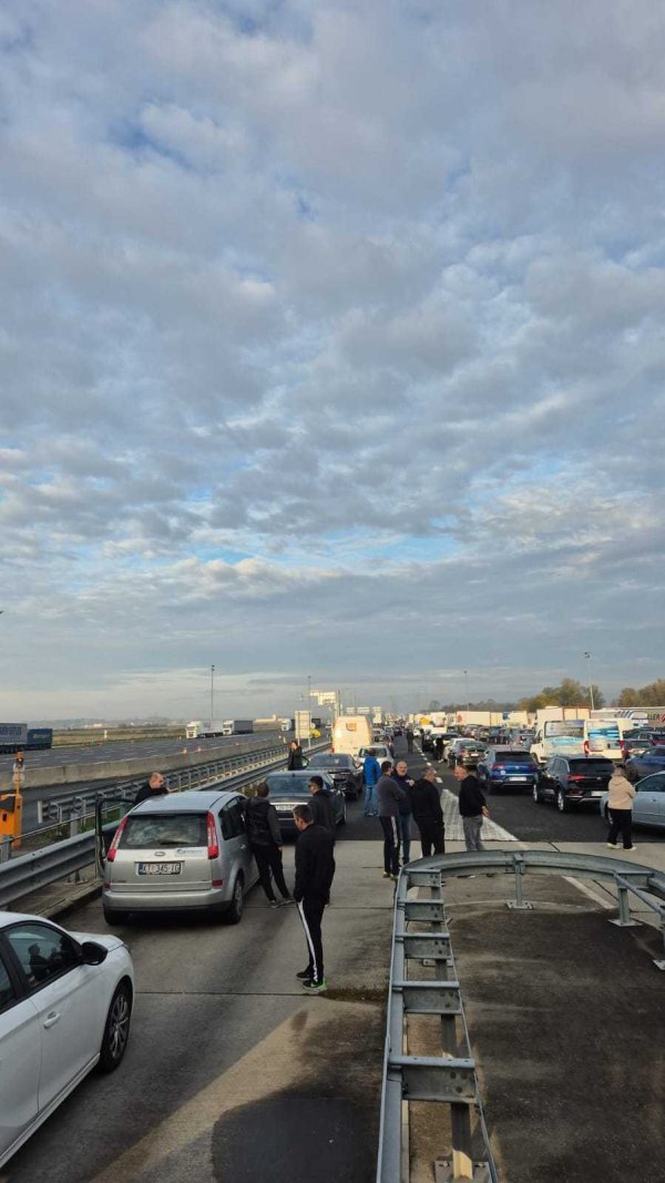 Prometna gužva zbog nesreće na A3