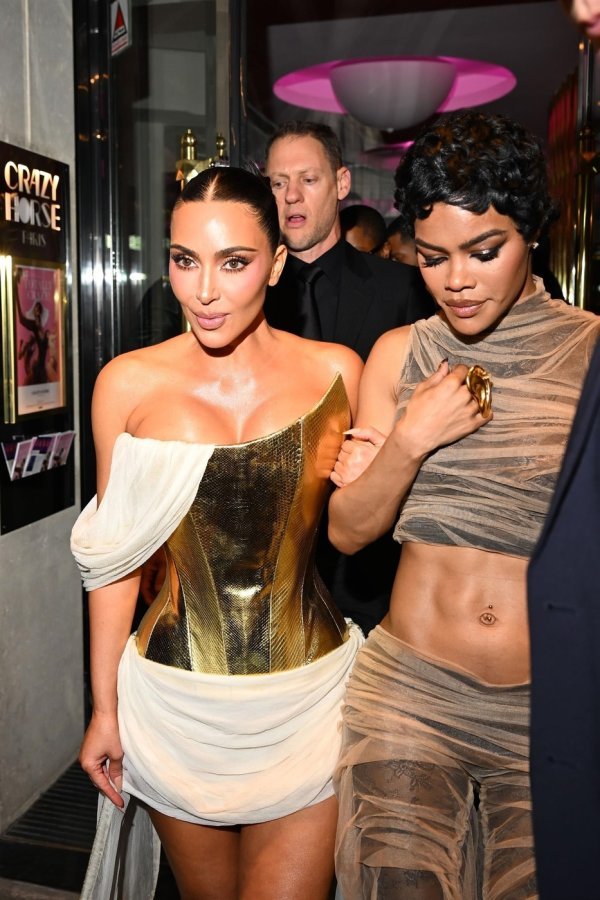 Kim Kardashian u haljini koju je za Givenchy kreirao Alexander McQueen.