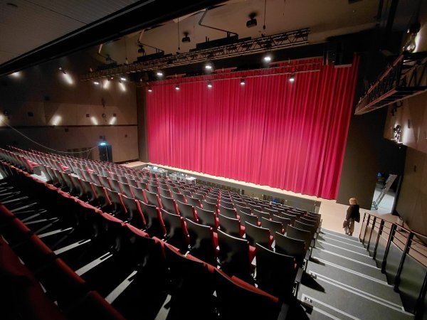 Kao prva velika produkcija s fiksnim datumom izvedbe najavljen je kultni mjuzikl Cabaret, čije izvedbe počinju 13. studenoga