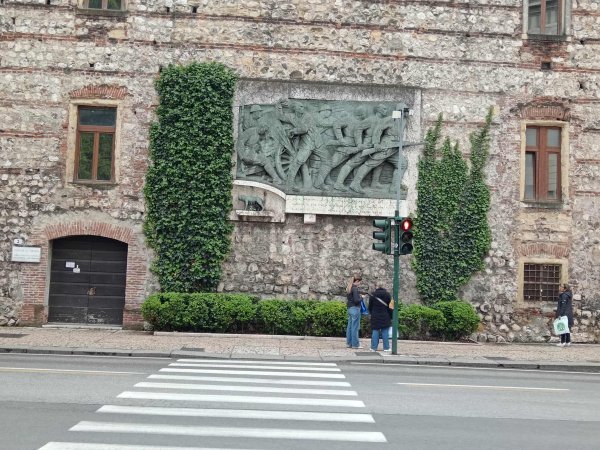 Pješački semafor s tri svjetla u Veroni