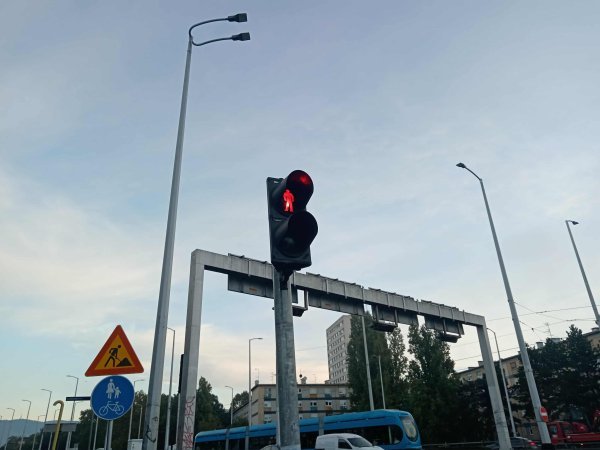 Klasični pješački semafor s dva svjetla u Zagrebu