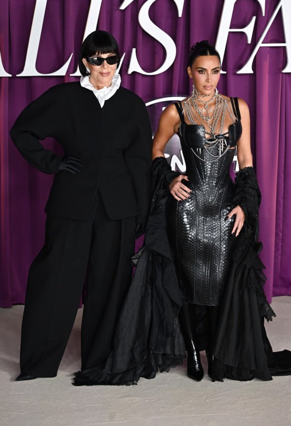 Kris Jenner i Kim Kardashian na londonskoj premijeri serije 'All's Fair'