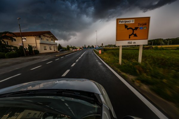 Kaos u Slavoniji zbog oluje: Tisuće ostalo bez struje