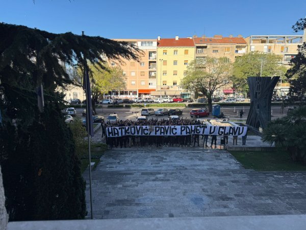 Torcida pod prozorom Blaženka Bobana