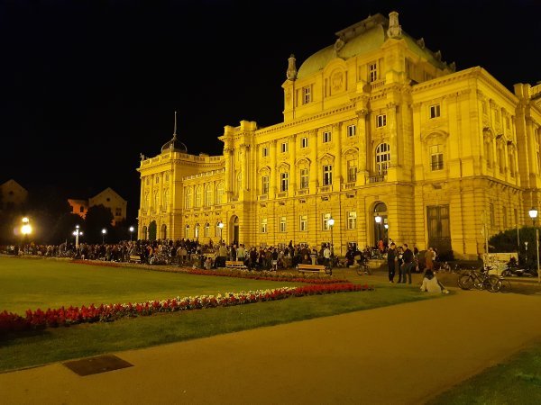 Mladi se i nakon korone često okupljaju ispred HNK u Zagrebu