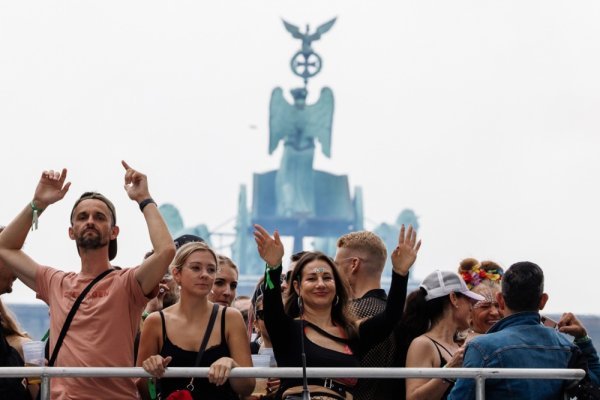 Rave partyji također okupljaju poklonike