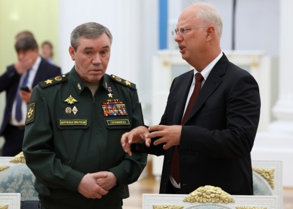 Načelnik Glavnog stožera Oružanih snaga Rusije Valerij Gerasimov (lijevo) i izvršni direktor Ruskog fonda za izravna ulaganja Kiril Dmitriev