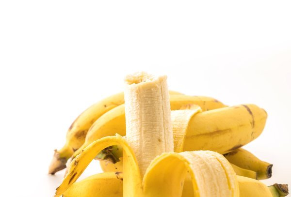 Još jedan način da dobijete hranjive tvari iz kore banane za biljke je da ih osušite u dehidratoru hrane