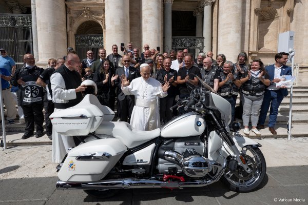 Unikatni BMW R 18 Transcontinental za papu Lava XIV. prodan na aukciji