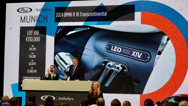Unikatni BMW R 18 Transcontinental za papu Lava XIV. prodan na aukciji