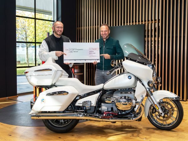 Unikatni BMW R 18 Transcontinental za papu Lava XIV. prodan na aukciji