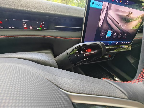 VW ID.7 Tourer GTX 4MOTION - ručica mjenjača se nalazi iza kola volana