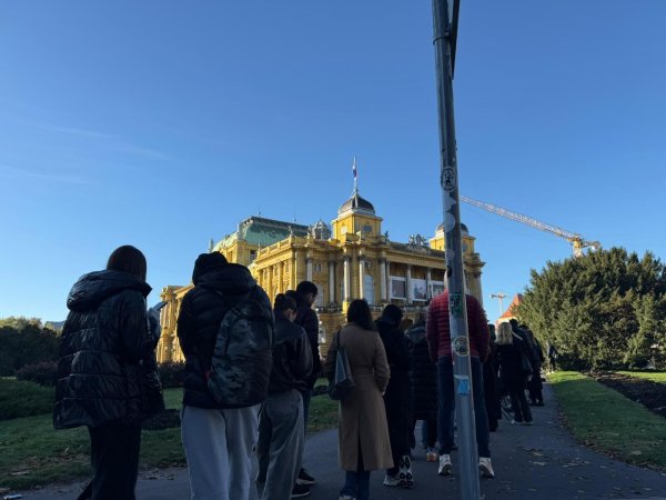 Gužva ispred zagrebačkog HNK za 'Orašara'