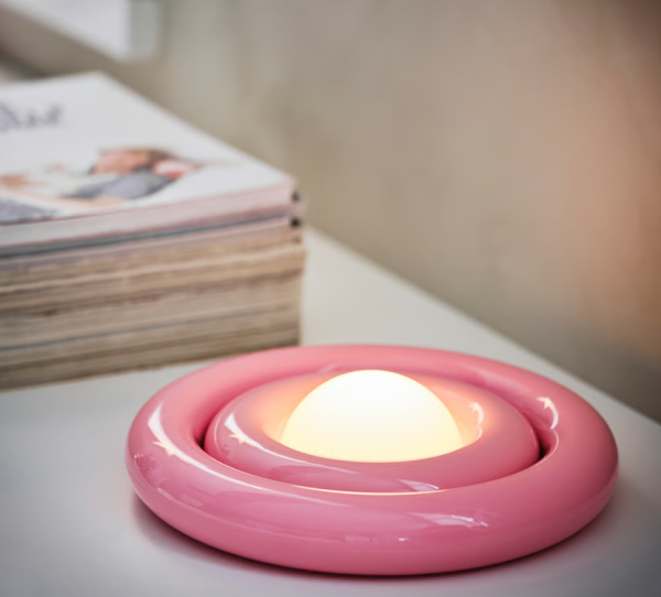 STRÅLA - dekorativna stolna lampa