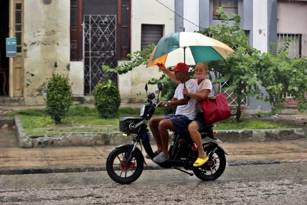 Ljudi u Santiago de Cubi se sklanjaju prije dolaska uragana Melissa