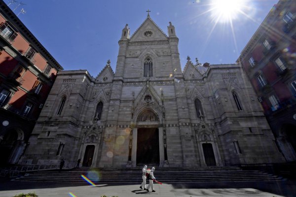 Dezinfekcija zbirke sv. Januarija u Napulju tijekom pandemije koronavirusa