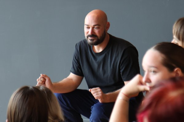 Radovi Jassema Hindija prikazivani su na međunarodnim festivalima, a suradnje su mu donijele prestižna priznanja