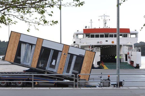 Utovar mobilnih kućica na trajekt (ilustracija)