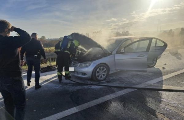 Policajci spasili vozača u gorućem Mercedesu kod Zagreba: Nije ni znao da mu auto gori