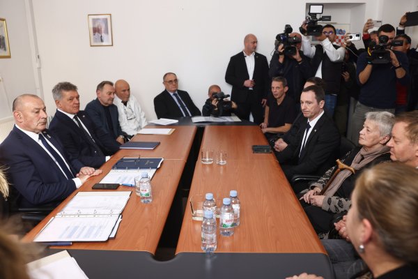 Tomo Medved, Ivan Turudić (lijevo) sjeli s Lyliane Fournier, majkom ubijenog Jean-Michela Nicoliera.