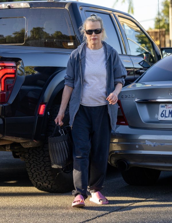 Kim Basinger uhvaćena u rijetkom izlasku: Pogledajte kako danas izgleda seks simbol 80-ih