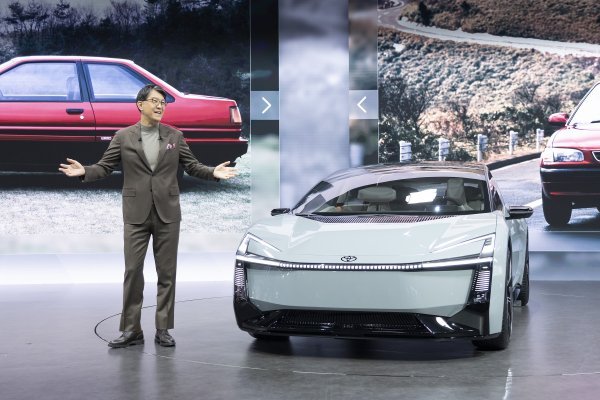 Toyota pokazala Corollu koncept: Nova generacija globalnog modela mogla bi koristiti sve tipove pogona