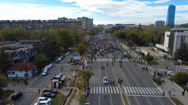 Tisuće srpskih studenata krenulo je prema Novom Sadu
