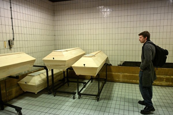 U hladnjači iza odra krematorija, pokojnici čekaju svoje vrijeme za sprovod na kojemu će se njihovi najbliži moći oprostiti od njih uz zasluženo poštovanje i počasti