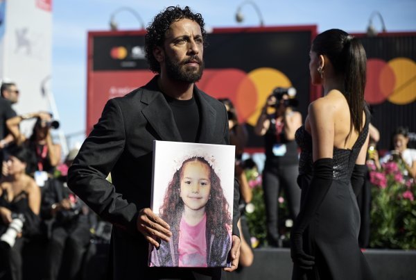 Motaz Malhees drži fotografiju Hind Rajab na premijeri u Veneciji