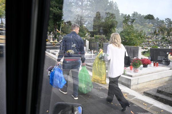 Ljudi uoči blagdana Svih sveti redovno posjećuju groblja