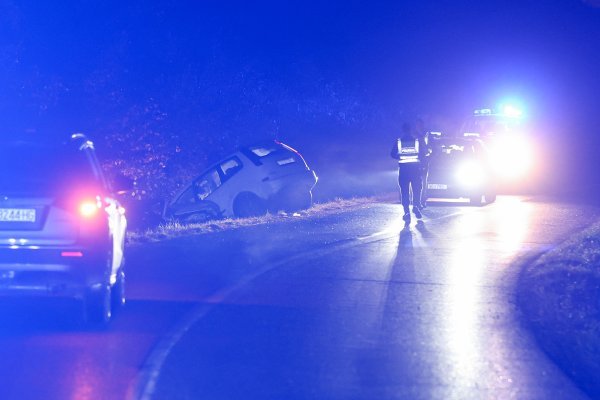 Teška nesreća u Zagrebu: Troje ljudi ostalo zarobljeno u autu