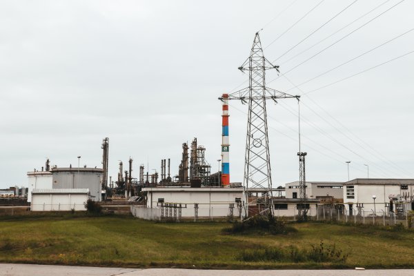 Rafinerija u Bosanskom Brodu za Dodikov je režim žila kucavica, a za Slavonski Brod - izvor zagađenja