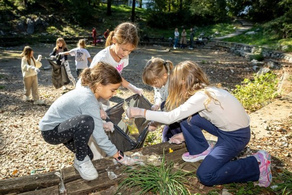 Učenici O.Š. Srdoči čiste vrtaču u blizini škole